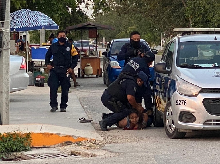Salvador - Muere mujer a la que policías sometieron contra el piso en Tulum, Quintana Roo