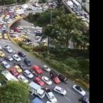 Trancones en Medellín por toque de queda