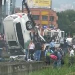 Carro volcado en La Aguacatala: Medellín, Colombia