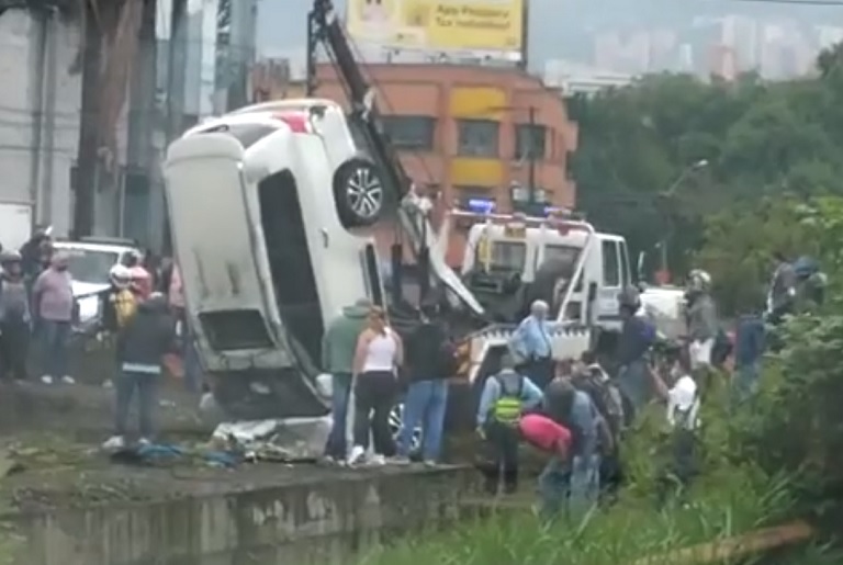 Carro volcado en La Aguacatala: Medellín, Colombia