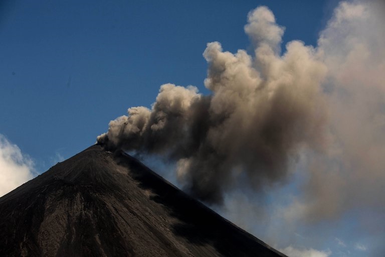 El volcán Pacaya de Guatemala registra una gran erupción y una densa columna de ceniza