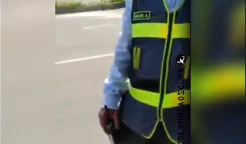 Agente de tránsito encara reclamos de pareja sacando un arma en Floridablanca-- Ministerio de Transporte aprueba el uso de videos de ciudadanos para sancionar infracciones de tránsito en Colombia