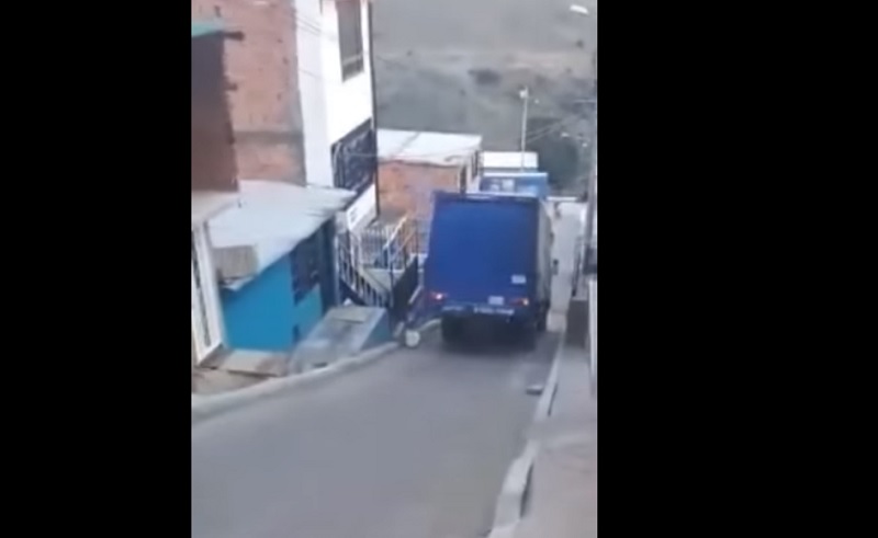 Camión se queda sin frenos en una calle de Caracolí en Ciudad Bolívar