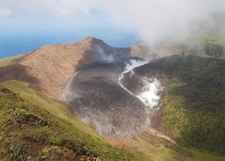 El volcán La Soufriere en San Vicente y las Granadinas sigue erupcionando