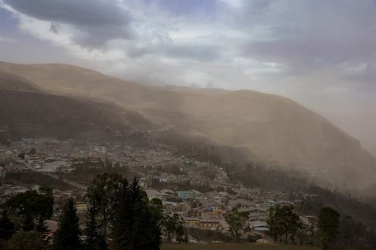 Las cenizas del volcán Sangay afectan a tres provincias de Ecuador (1)