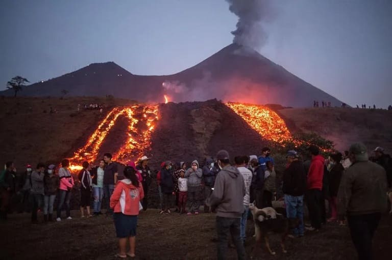 Nuevo flujo de lava del volcán Pacaya de Guatemala suma 1.600 metros de largo