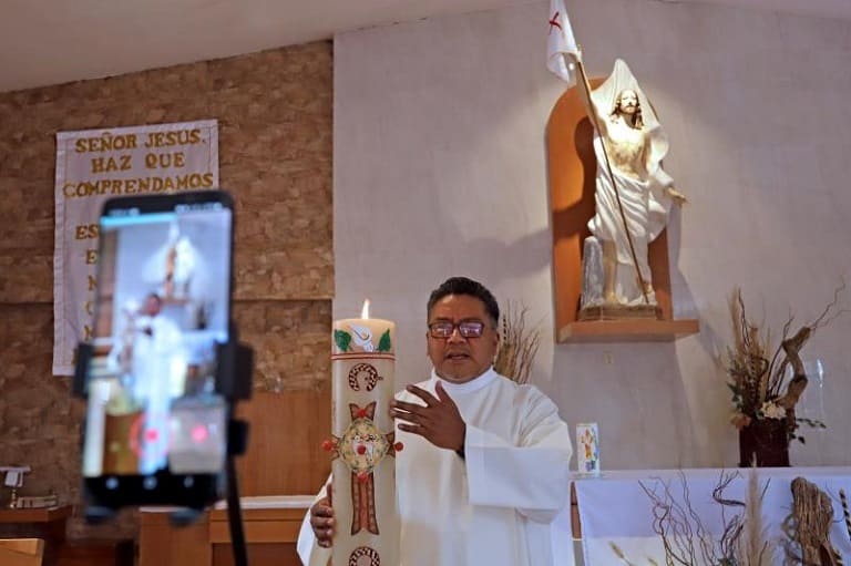 Padre Cheke, el sacerdote mexicano que arrasa en TikTok hablando de Dios