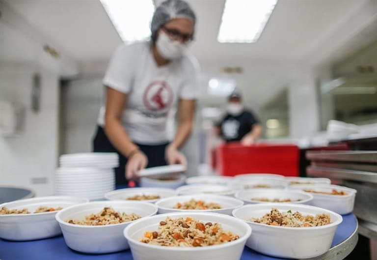 En Río de Janeiro, voluntarios ayudan a calmar el hambre que trajo la covid