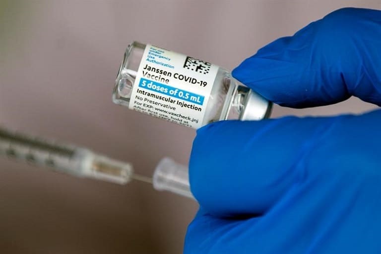 Una mujer murió y otra está grave en EE.UU. por reacción adversa a la vacuna de J&J (1)