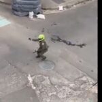 Policía que esquiva objetos con peculiar baile en las protestas de Colombia