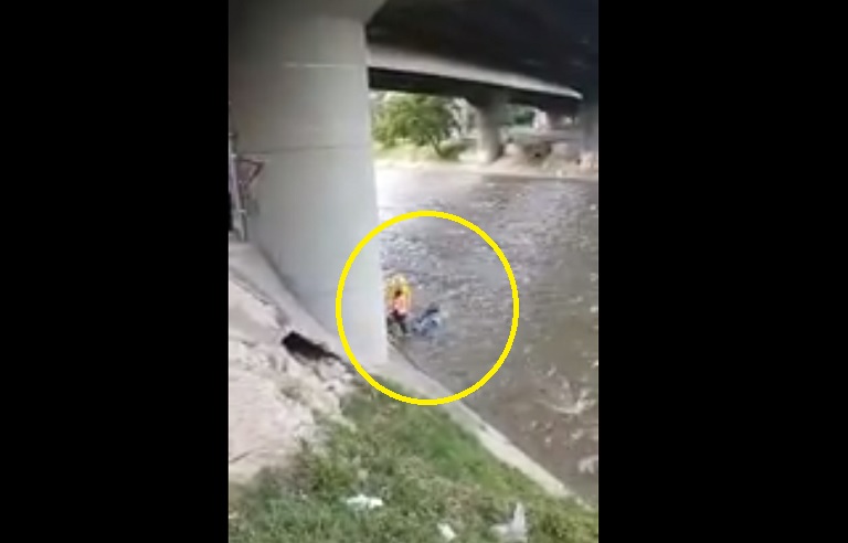 Motociclista cayó de puente en la Autopista Sur al río Medellín