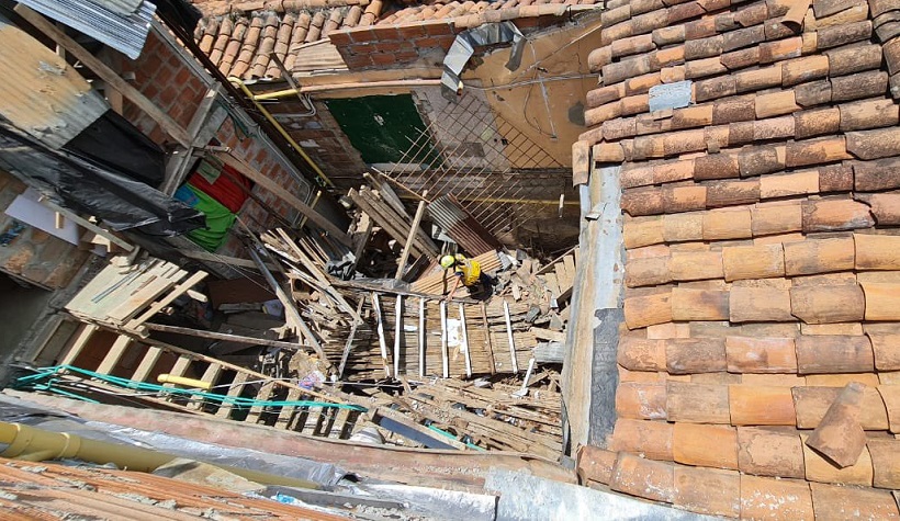 Caída del techo de una casa en Manrique Oriental provoca que 3 más sean evacuadas