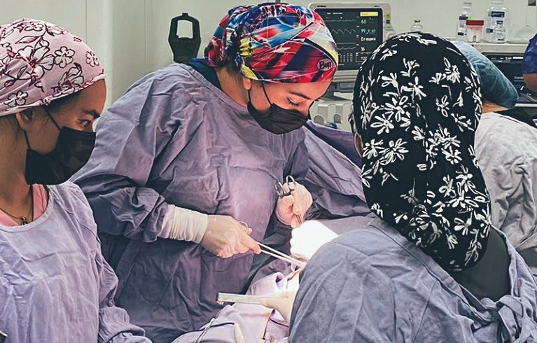 Un quirófano con solo mujeres, la cirujana latina y el empoderamiento femenino en la medicina
