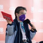 Álvaro Uribe aconseja que Claudia López "delegue" el mando de Bogotá a Duque