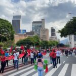 De rojo, los comerciantes informales de Medellín están en las calles pidiendo renta básica