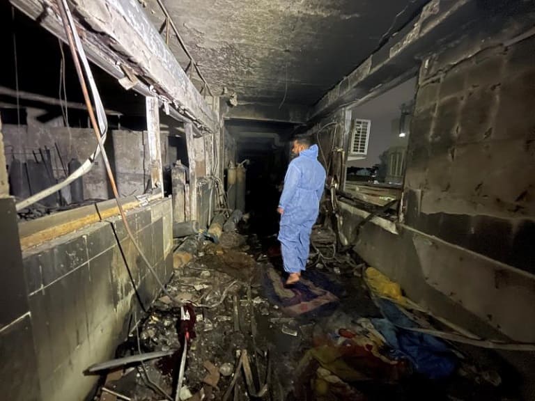 Sube a 82 el número de muertos por una explosión en un hospital de Bagdad