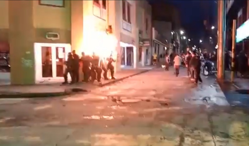 En Pasto le lanzaron una molotov a la policía y prendieron a 3