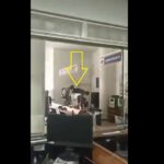 Manifestantes entrar a dañar sede de un banco en Bogotá
