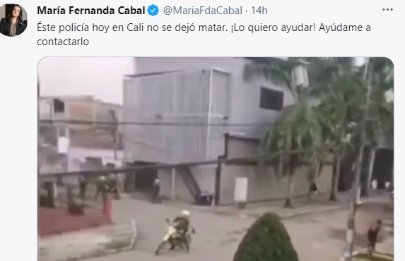 Policía de Colombia dispara a joven que lo patea