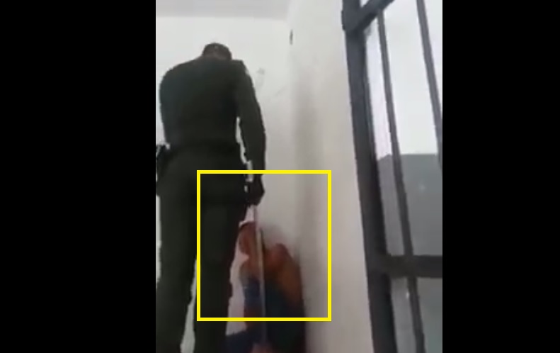Policía propina brutal agresión a detenido en La Dorada