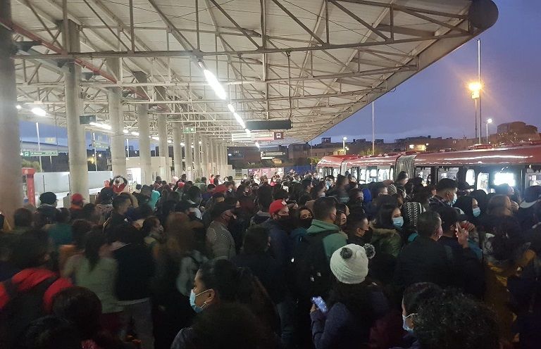 Transmilenio se desborda de usuarios este lunes