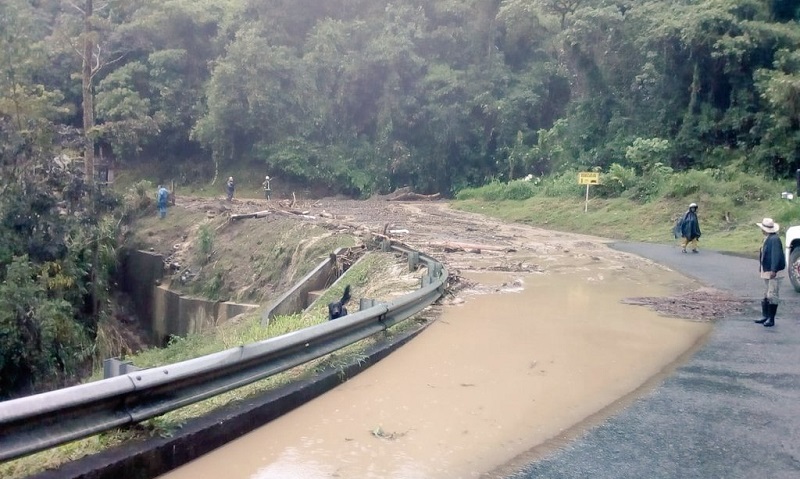 Las lluvias desprendieron la tierra y provocaron cierre en la vía Riosucio – Anserma