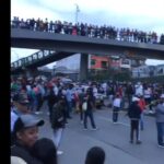 Viaducto de Pereira está atrancado de comerciantes que protestan