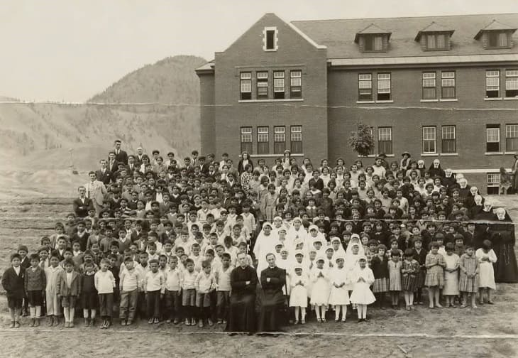 Niños indigenas - Canadá