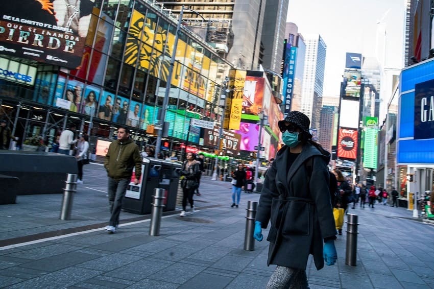 Nueva York levanta la restricción de llevar mascarilla a los vacunados