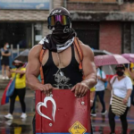 Capitán Colombia, musculoso en las protestas
