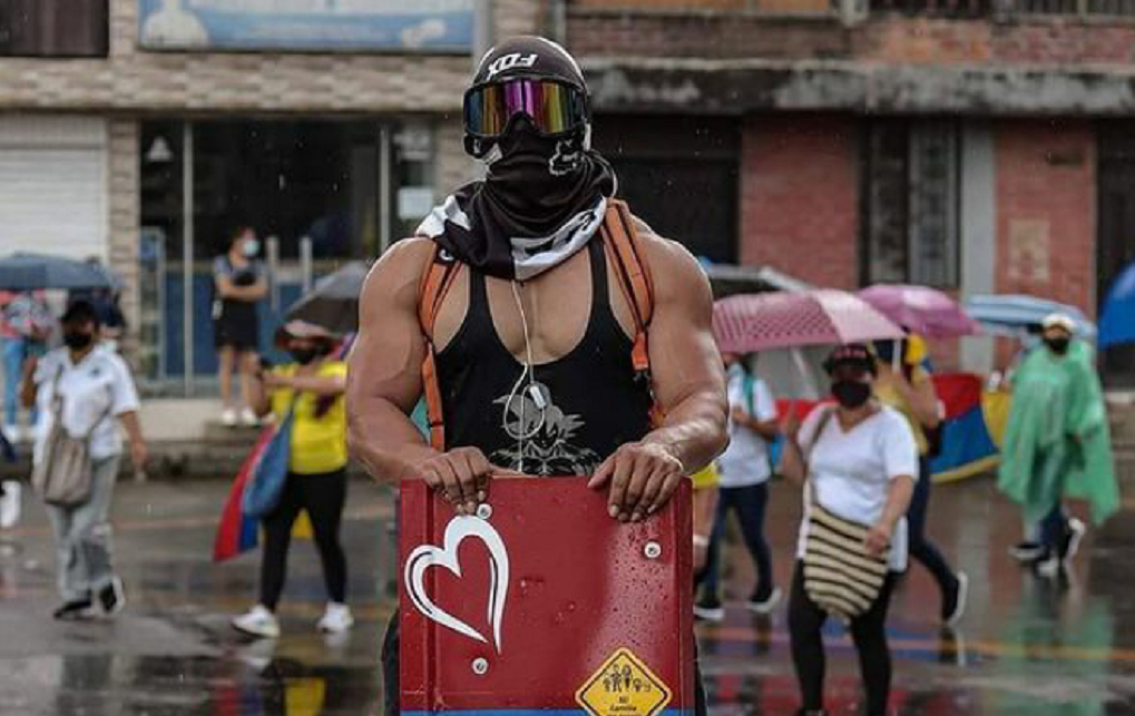 Capitán Colombia, musculoso en las protestas