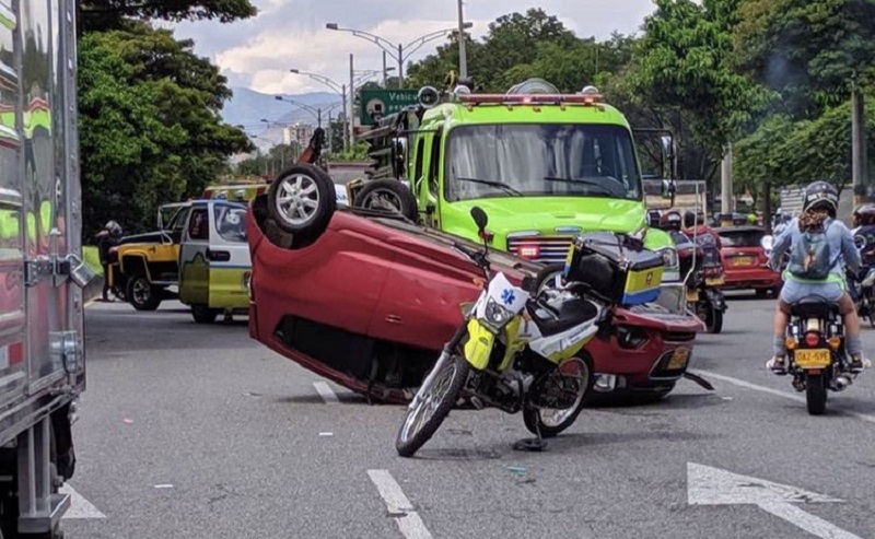 Carro volcado en avenida Regional en Medellín el 7 de mayo