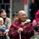 China anuncia que permitirá a las familias tener hasta tres hijos