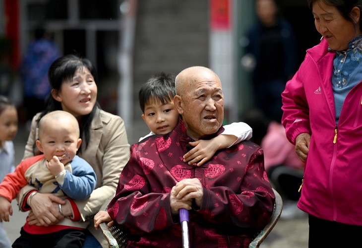 China anuncia que permitirá a las familias tener hasta tres hijos