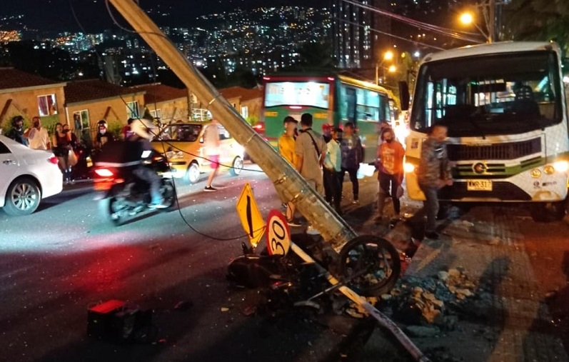 Bus tumbó poste en Rodeo Alto y dejó sin internet a varios usuarios