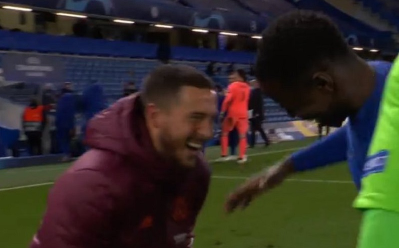 Eden Hazard celebrando con jugadores de Chelsea