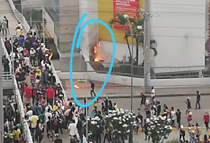 Intentan quemar el Éxito Cañaveral de Bucaramanga