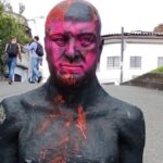 Manizales- cae estatua de Gilberto Álzate Avendaño