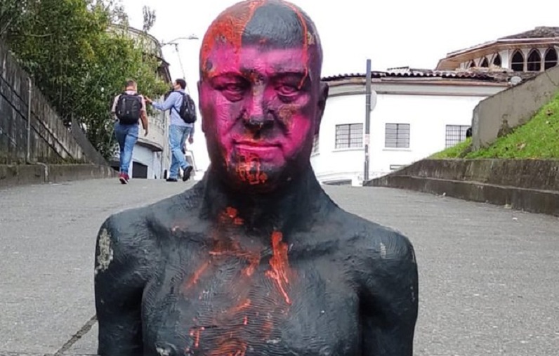 Manizales- cae estatua de Gilberto Álzate Avendaño