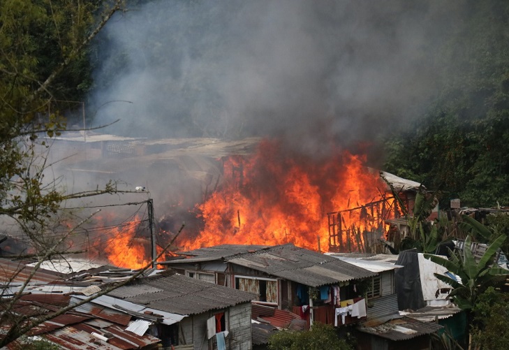 Incendio consume casas de Santa Ana en Villamaría, Caldas