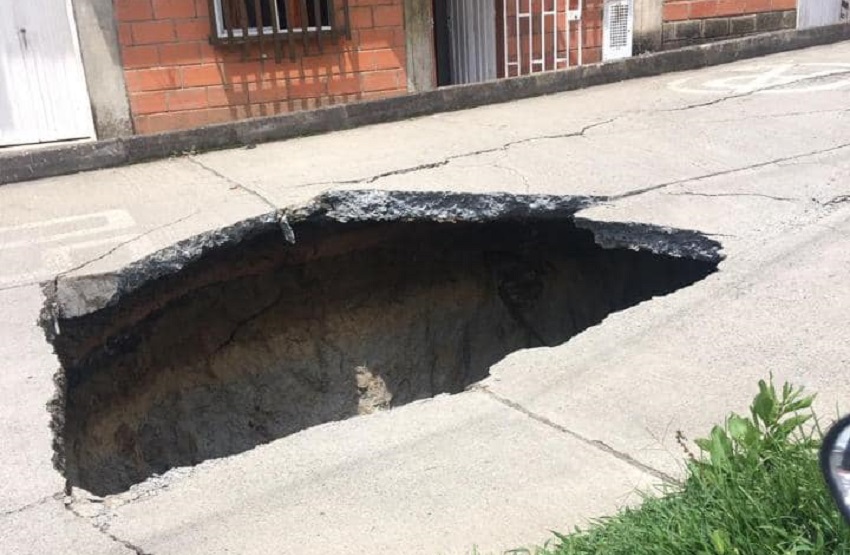 Se abrió un hueco en una calle del ITI en Carmen de Viboral