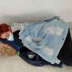 Foto de Lara Arreguiz, joven argentina en el piso de un hospital