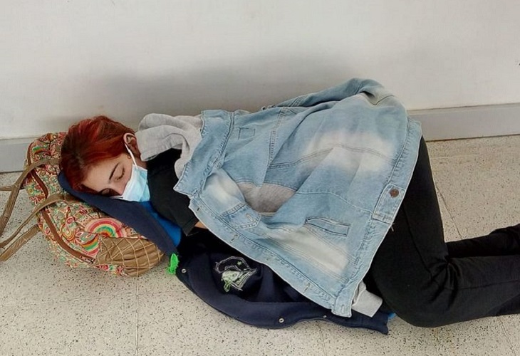 Foto de Lara Arreguiz, joven argentina en el piso de un hospital