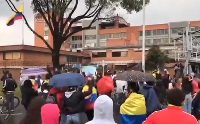 Protestan en sede de Canal RCN, acusado de manipulación