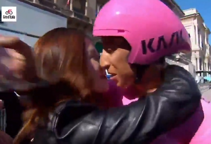 María Fernanda Motas besa a Egan Bernal al final del Giro