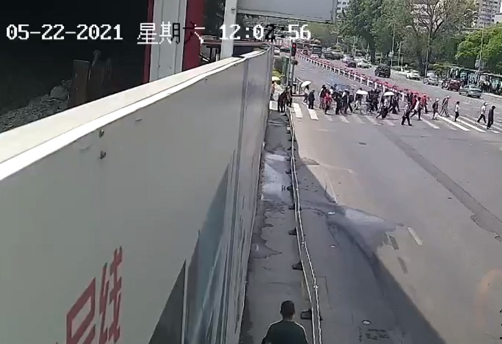 5 peatones muertos tras ser arrollados en Dalian, China