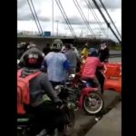 Puente Juanchito bloqueado por un puñado de manifestantes