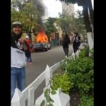 Queman camioneta de la policía en Prado Centro