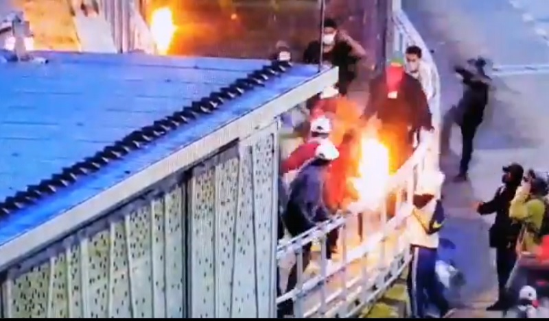 Un manifestante se quemó intentando incendiar el Metroplús
