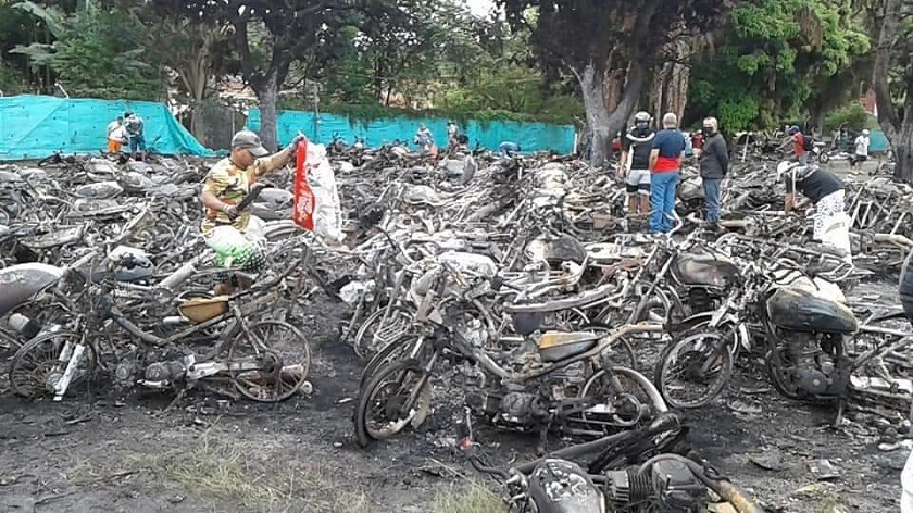 Se metieron a los patios del tránsito de Cartago y quemaron las motos